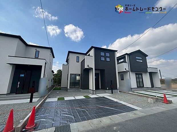 【【現地外観写真】】カースペース２～3台分ございますので、家族分の自転車を駐輪したり、来客用の駐車スペースとしてもお使いいただけます♪※2号棟