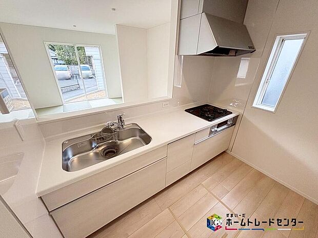 【【キッチン】】使い勝手の良い作業台の大きなキッチン。人気の対面式を採用しております。お子様もお手伝いに参加しやすいですね。ご家族の様子を見ながら、安心して家事が出来るのも嬉しいポイント。