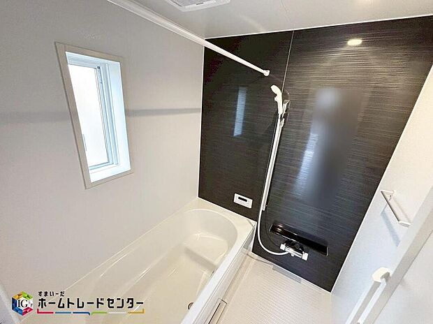 【【浴室】】浴室は湿気がたまりやすく、換気扇だけではどうしてもカビが出やすいです。窓があるだけでお風呂のカビお掃除がラクラク。