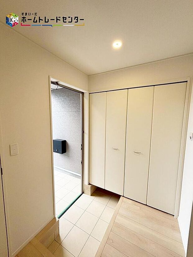 【【玄関】】心豊かな時間を過ごせる大切なお住まいです!沢山の陽光を取り込んで玄関も明るい印象です!来客の際も、心地よく楽しいひと時をお過ごし頂けますね。