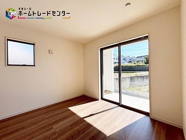 【【居室】】穏やかな光が差し込む室内には、穏やかな時間が流れます♪休日には、落ち着いた空間で自分の趣味を楽しむのはいかがですか♪