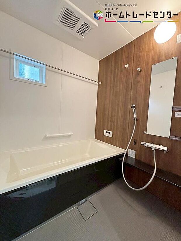 【浴室】毎日の疲れを癒す浴室は1坪タイプです。足を伸ばしてゆっくりとくつろげます。
窓付きのバスルームは、明るく換気環境も良好。日中の入浴も気持ちよくお使い頂けそうです。