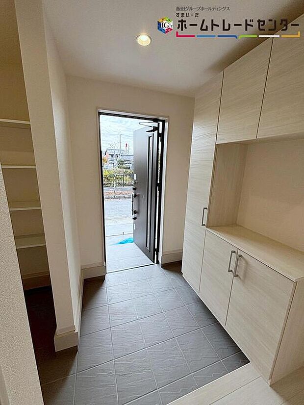 【玄関】家の中でお客様を迎える最初の場所である玄関は、家の印象そのものです！たっぷり収納出来る木目調の下駄箱は優しい印象や温かみを感じる空間ですね♪