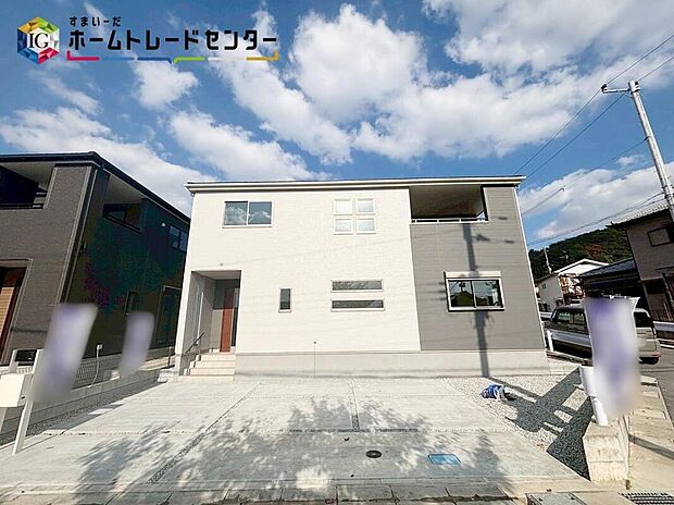 【現地外観写真】（2号棟）
一戸建ての大きなメリットは、「自分の土地」を自由に使えること。好きなペットが飼えるほか、ガーデニングやＤＩＹ、車やバイクの手入れなど様々な趣味を楽しめます♪