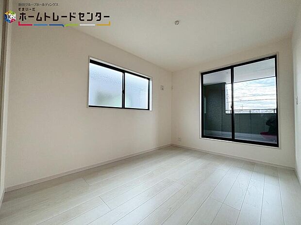 【リビング以外の居室】2面採光を確保した明るい室内は、風通しも良く、大変居心地の良い空間となっております。爽やかな風を感じて起きる朝は、快適生活の始まりに！