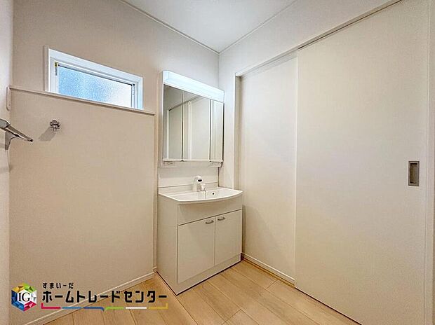 【洗面台・洗面所】女性にはうれしい３面鏡化粧台。鏡の裏が収納になっている機能的なタイプです。ちょっとした生活用品等もすっきりと片付きますね♪朝シャンも手軽に出来ます。