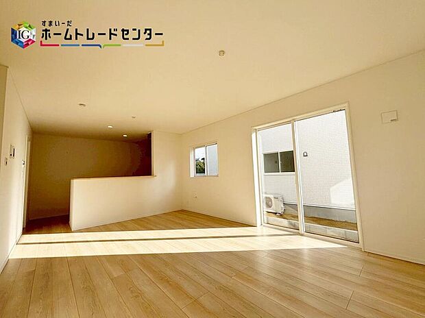 【リビング】陽光あふれる明るい空間です。居心地良く、ご家族皆がゆったり寛げる憩いの空間となりそうです。ご家族の会話も弾み、遅くまでおしゃべりが続いてしまいそう♪