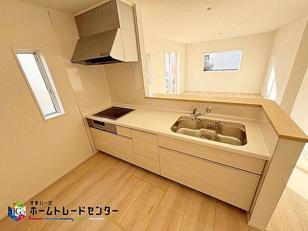 【キッチン】対面式を採用したキッチンですので、リビングで寛ぐご家族をいつも感じられます。会話を楽しみながら家事ができます。