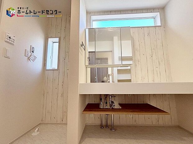 【洗面台・洗面所】白を基調とした爽やかなサニタリースペース。清潔感のある快適空間です。毎日の身支度も気持ち良くお使い頂けます。