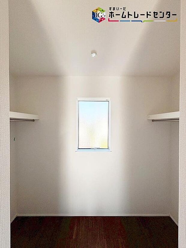 【【ウォークインクローゼット】】主寝室には収納力豊富なウォークインクローゼットを設置♪シーズンオフのお洋服や靴はもちろんお雛様や五月人形など、かさばるけど大切なものもしっかり片づけられます♪