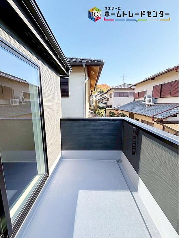 【【バルコニー】】広々としたバルコニーならシーツなど大きな洗濯物もらくらく干せます♪観葉植物を置いたり、料理に使えるハーブを育てたり、ガーデンニングを楽しむスペースも十分に♪