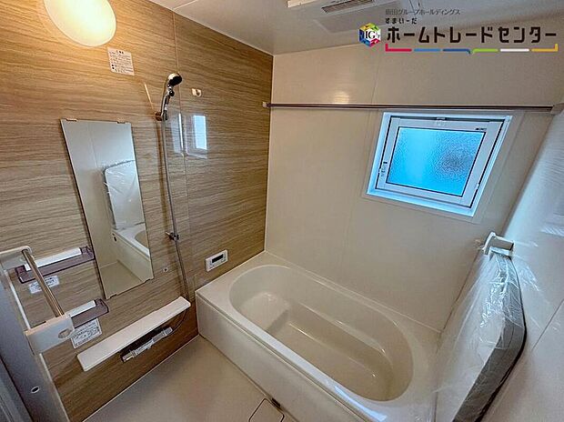 【浴室】毎日の疲れを癒す浴室は1坪タイプです。足を伸ばしてゆっくりとくつろげます。
窓付きのバスルームは、明るく換気環境も良好。日中の入浴も気持ちよくお使い頂けそうです。