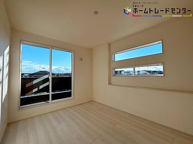 【リビング以外の居室】バルコニーに面した主寝室には、大きな窓を用意しております。暖かい日差し差し込む快適空間となっております。