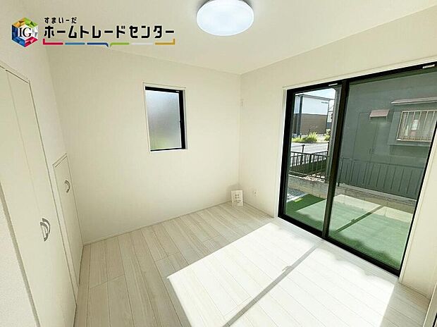 【リビング以外の居室】２WAYに使える続き間！戸を開ければリビングと一体に♪閉じれば独立した洋室に♪お客様の宿泊にも対応できる頼もしい空間です♪お庭の景観も、インテリアの1つになりそうです♪