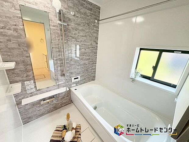 【【浴室】】毎日の疲れを癒す浴室は１坪タイプです♪足を伸ばしてゆっくりとくつろげます♪
窓付きのバスルームは、明るく換気環境も良好。日中の入浴も気持ちよくお使い頂けそうです♪