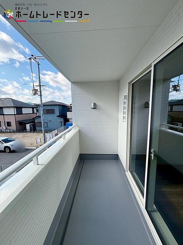 【バルコニー】広々としたバルコニーならシーツなど大きな洗濯物もらくらく干せます。観葉植物を置いたり、料理に使えるハーブを育てたり、ガーデンニングを楽しむスペースも十分。