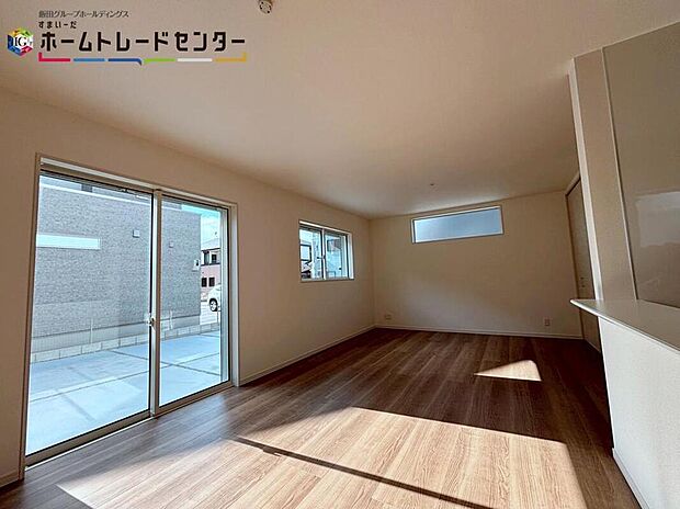 【リビング】居心地良く、ご家族皆がゆったり寛げる憩いの空間となりそうです♪暖かな雰囲気のＬＤＫ。ご家族が自然と集まる穏やかな暮らしがイメージできますね♪