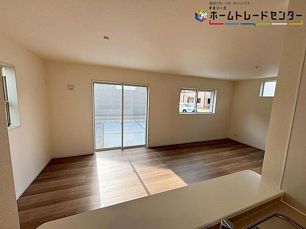 【キッチン】対面式キッチンからは、リビングにいるご家族の様子が一目で分かります。小さいお子様がいても安心です♪