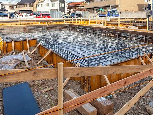 【  足元を支えるベタ基礎】立ち上がりと底面全体が一体の鉄筋コンクリート造（仕上がり幅150ｍｍ・底盤厚150ｍｍ）。「不同沈下」や「地面からの湿気」に対する有効な措置と言えます。また、基礎と土台とをつなぐアンカーボルトは、大きな地震などにより建物が基礎から外れたり持ち上げられたりしないための役割があります。