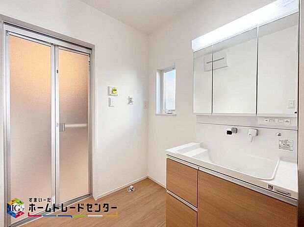 【洗面台・洗面所】白を基調とした爽やかなサニタリースペース♪清潔感のある快適空間です。毎日の身支度も気持ち良くお使い頂けます♪