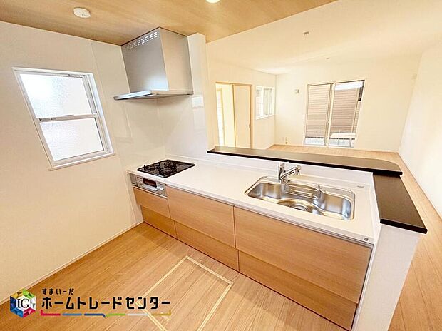 【キッチン】収納力豊富な爽やかなシステムキッチンを用意しております♪床下収納もございますので、キッチンスペースをいつでもすっきりとお使い頂けそうです♪