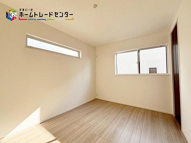 【【居室】】心地良い風を感じられる２面採光！風通しがよく効果的に空気の入れ替えができます♪採光良好な洋室は、快適空間。プライベートの時間もゆったりお寛ぎ頂けそうです♪