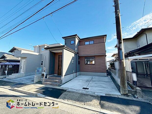 【【現地外観写真】※２号棟】一戸建ての大きなメリットは、「自分の土地」を自由に使えること。好きなペットが飼えるほか、ガーデニングやＤＩＹ、車やバイクの手入れなど様々な趣味を楽しめます♪