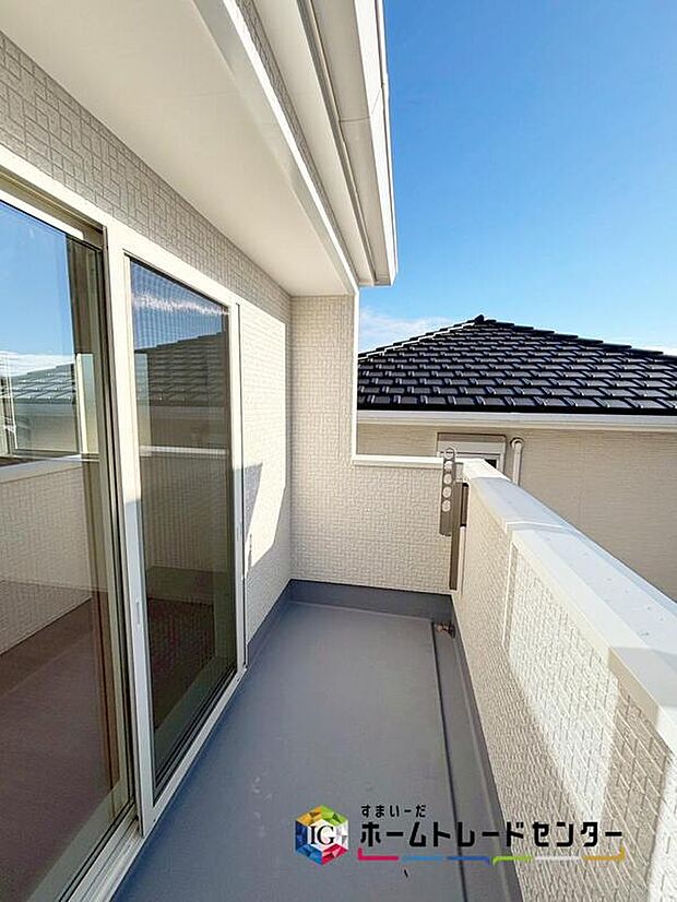 【【バルコニー】】広々としたバルコニーならシーツなど大きな洗濯物もらくらく干せます。観葉植物を置いたり、料理に使えるハーブを育てたり、ガーデンニングを楽しむスペースも十分。