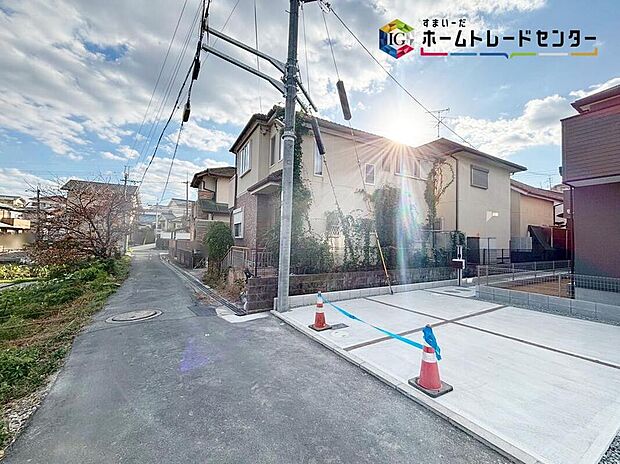 【前面道路含む現地写真】周辺は交通量の少ない生活道路なので小さなお子様がいても安心です♪これだけではない魅力が、現地できっと見つかる！お問合せをお待ちしております♪