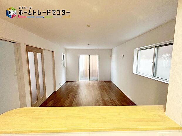 【キッチン】対面式キッチンからは、リビングにいるご家族の様子が一目で分かります。小さいお子様がいても安心です。