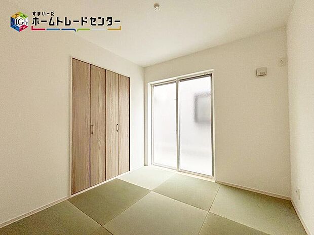 【和室】２WAYに使える和室。戸を開ければリビングと一体に。閉じれば独立した和室に。お客様の宿泊にも対応できる頼もしい空間です。