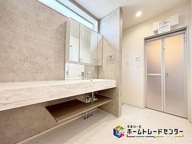 【洗面台・洗面所】広々とした洗面所はシンプルで清潔感があります♪サニタリー収納もあるので、整理整頓もしやすいです♪床下収納もあるので洗剤などの日用品などもしまうこともできます♪