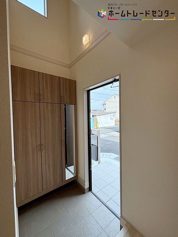 【玄関※1号棟】写し鏡付きの玄関収納を採用。多くの靴を収納でき、お越しいただくお客様をおもてなしできます。