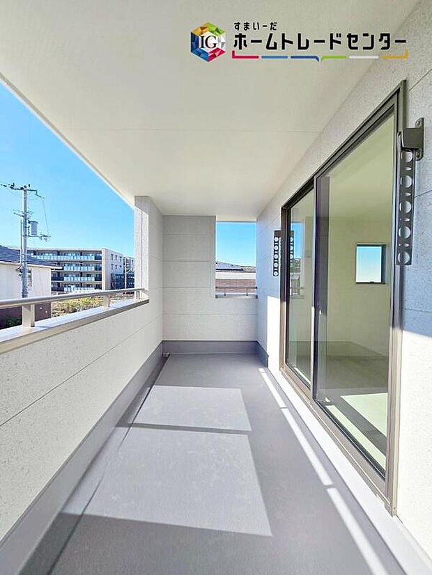 【バルコニー】広々としたバルコニーならシーツなど大きな洗濯物もらくらく干せます。観葉植物を置いたり、料理に使えるハーブを育てたり、ガーデンニングを楽しむスペースも十分。