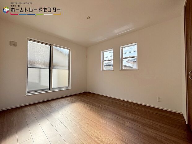 【主寝室】【主寝室】
バルコニーに面した約8帖の主寝室には、大きな窓を用意しております。暖かい日差し差し込む快適空間となっております。