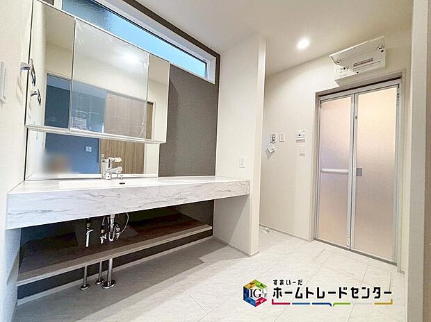 【洗面台・洗面所】広々とした洗面所はシンプルで清潔感があります♪サニタリー収納もあるので、整理整頓もしやすいです♪床下収納もあるので洗剤などの日用品などもしまうこともできます♪