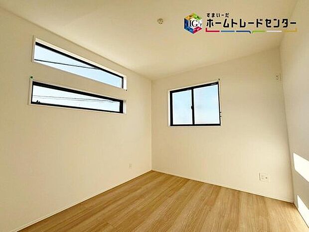 【リビング以外の居室】心地良い風を感じられる全居室2面採光!風通しがよく効果的に空気の入れ替えができます♪充分な広さの収納を備え、採光良好な洋室は、快適空間。プライベートの時間もゆったりお寛ぎ頂けそうです♪