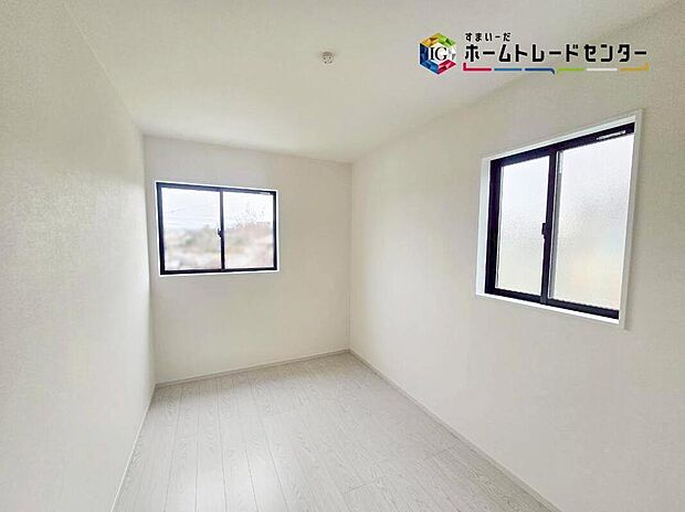 【【居室】】充分な広さの収納を備え、採光良好な洋室は、快適空間♪プライベートの時間もゆったりお寛ぎ頂けそうです♪