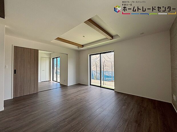 【リビング】大きな窓のあるリビングは、陽光あふれる明るい空間です。居心地良く、ご家族皆がゆったり寛げる憩いの空間となりそうです。