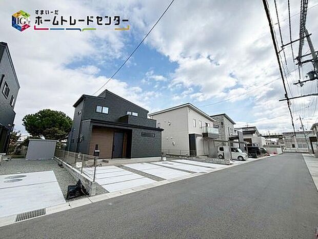 【【前面道路含む現地写真】※2号棟側】周辺は交通量の少ない生活道路なので小さなお子様がいても安心です♪これだけではない魅力が、現地できっと見つかる！お問合せをお待ちしております♪