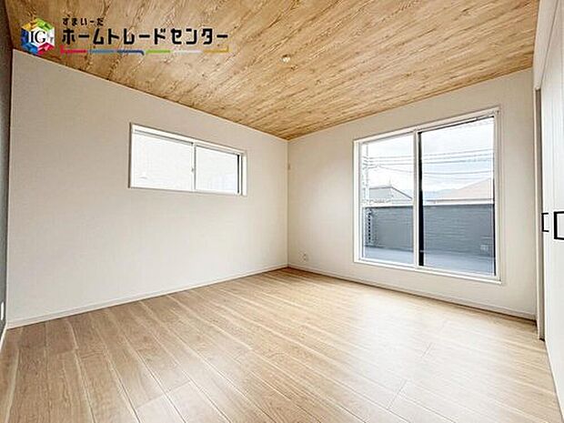 【【居室】】心地良い風を感じられる全居室２面採光！風通しがよく効果的に空気の入れ替えができます。充分な広さの収納を備え、採光良好な洋室は、快適空間。プライベートの時間もゆったりお寛ぎ頂けそうです。