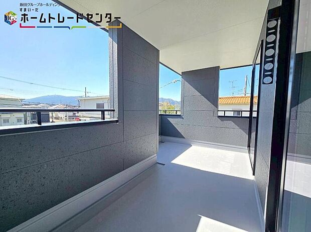 【【バルコニー】】ルーフバルコニーでは大きく広がる青空を眺めながら日光浴など、プライバシーを守りながら豊かな時を過ごせます♪