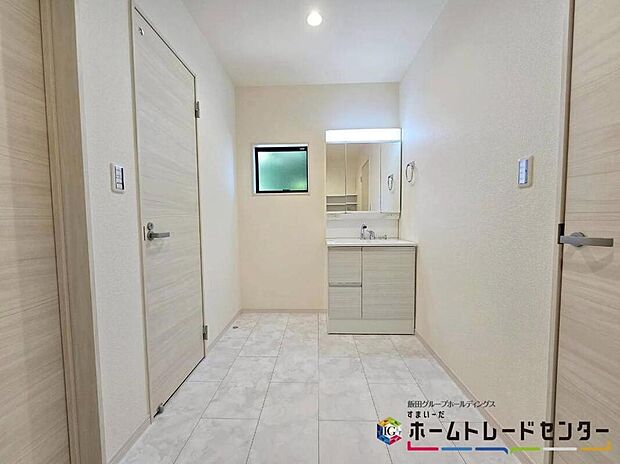 【【洗面所】】白を基調とした爽やかなサニタリースペース。清潔感のある快適空間です。毎日の身支度も気持ち良くお使い頂けます♪