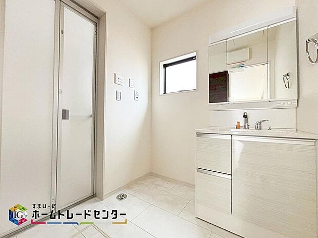 【【洗面所】】白を基調とした爽やかなサニタリースペース。清潔感のある快適空間です♪毎日の身支度も気持ち良くお使い頂けます♪