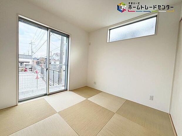 【【和室】】２WAYに使える和室。戸を開ければリビングと一体に。閉じれば独立した和室に。お客様の宿泊にも対応できる頼もしい空間です。
