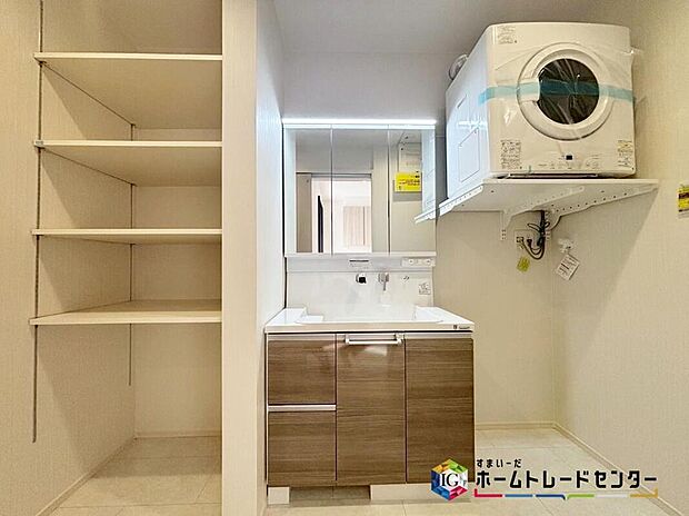 【【洗面所・乾燥機】】白を基調とした爽やかなサニタリースペース。清潔感のある快適空間です。ガス式は電気式より乾燥時間が短いため、仕事や家事育児で忙しいご家庭にピッタリです♪