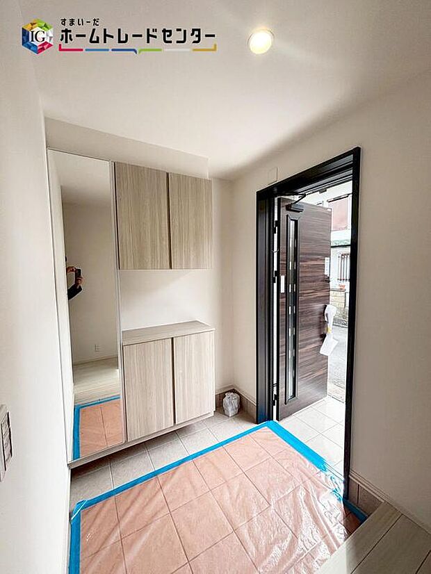 【【玄関】】☆ウッドテイストの玄関ドアがお洒落です。シューズボックスは天井近くまでの高さがあり、とにかく収納力が高いです!