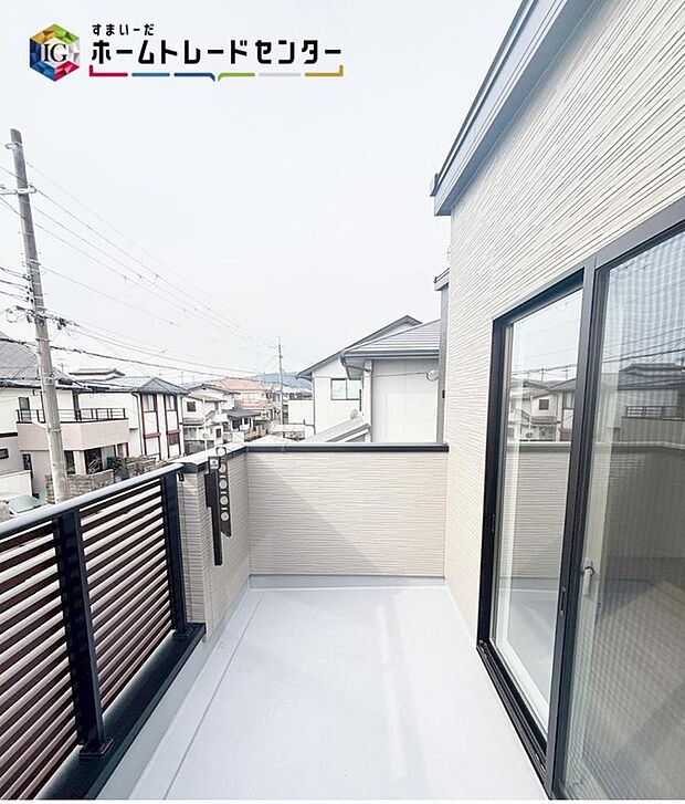 【バルコニー】広々としたバルコニーならシーツなど大きな洗濯物もらくらく干せます。観葉植物を置いたり、料理に使えるハーブを育てたり、ガーデンニングを楽しむスペースも十分♪