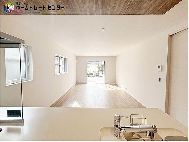 【キッチン】対面式キッチンからは、リビングにいるご家族の様子が一目で分かります♪小さいお子様がいても安心です。