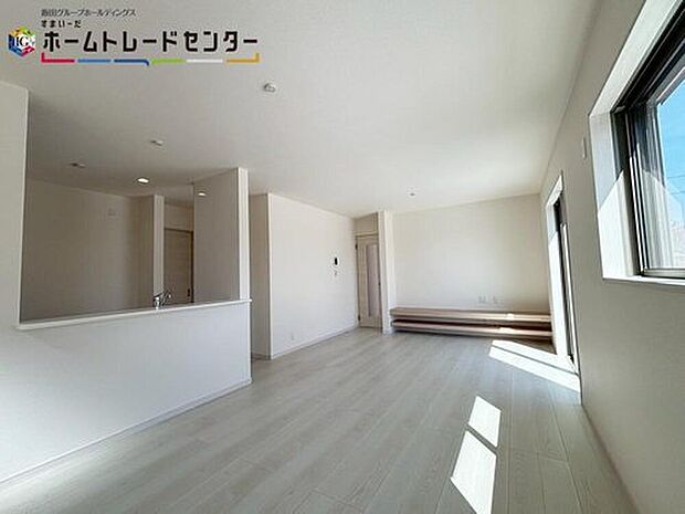 【【リビング】】家族の食事や団らんのほか、お子様を遊ばせたり友人を招いたりするLDKは住まいの中心♪毎日大切な家族とコミュニケーションがとれる家族思いの間取りを作りました♪